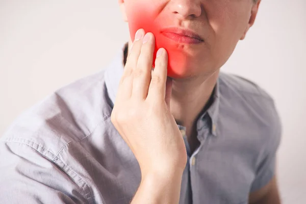 Homem Que Sofre Uma Dor Dente Fundo Cinza Área Dolorosa — Fotografia de Stock