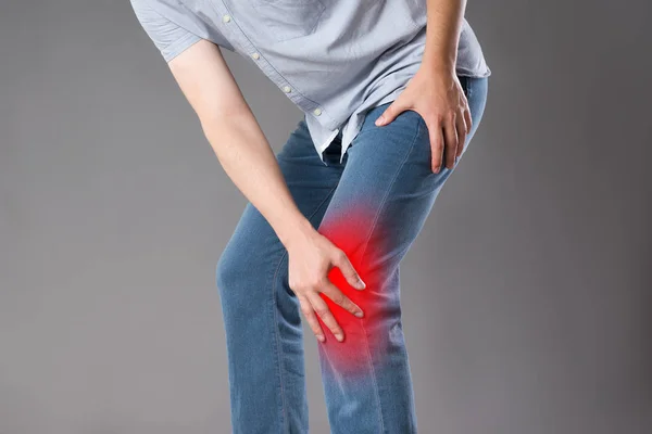 Man Pain Knee Studio Shot Gray Background Painful Area Highlighted — Stock Photo, Image