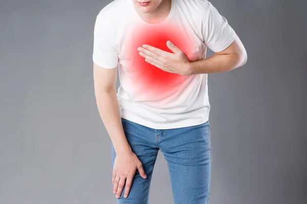 Kalp Krizi Göğüs Ağrısı Gri Arka Plan Kırmızı Renkte Acı — Stok fotoğraf