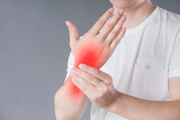 灰色の背景は 赤で強調表示されている痛みのある部位に手根管症候群の痛みを手に — ストック写真