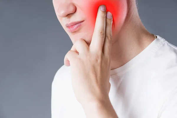 Homem Que Sofre Uma Dor Dente Fundo Cinza Área Dolorosa — Fotografia de Stock