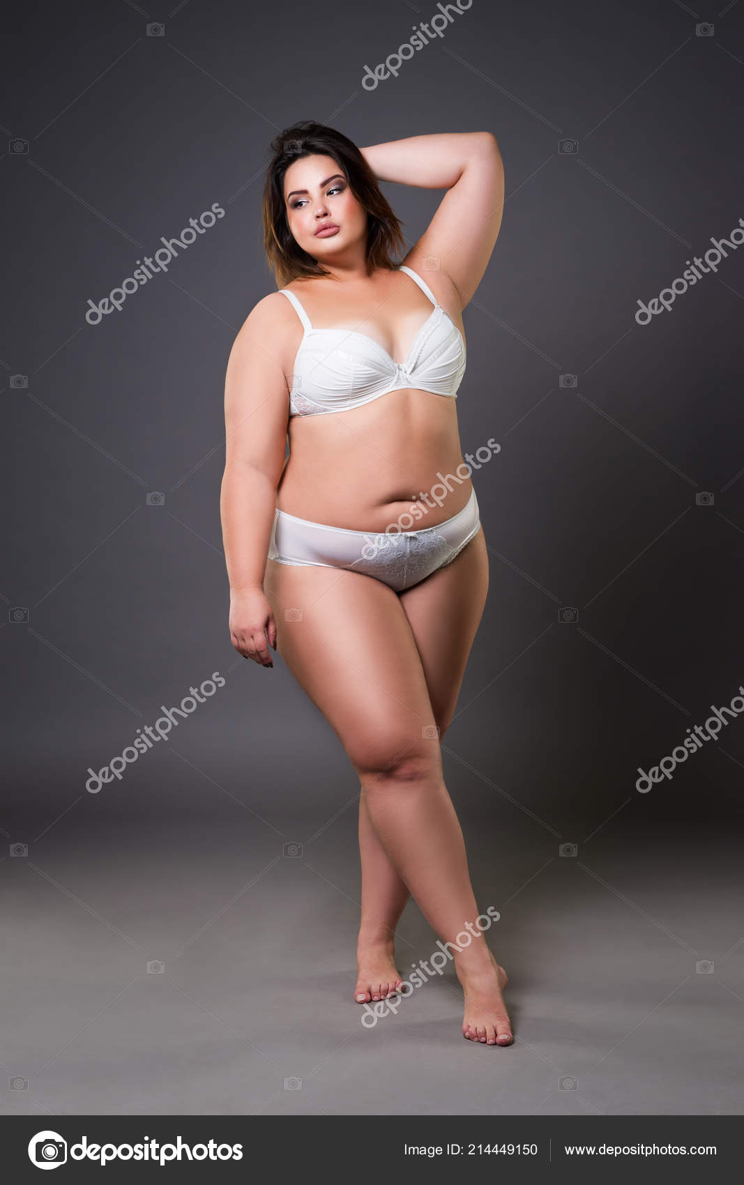Velikost Modelu Spodním Prádle Tlustá Žena Pozadí Šedé Studio Nadváhou —  Stock Fotografie © starast #214449150