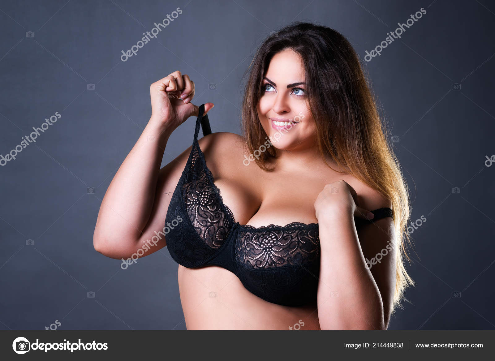 modèles nus avec de gros seins