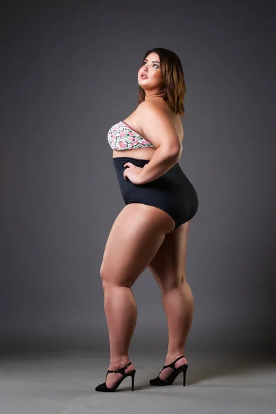 Size Model Sexy Zwembroek Dikke Vrouw Grijze Studio Achtergrond Overgewicht — Stockfoto