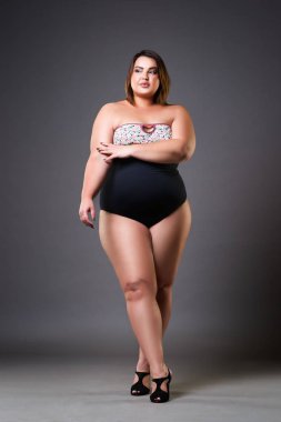 Artı boyutu model seksi mayo, gri studio arka planda, şişman kadın kilolu kadın bedeni, tam uzunlukta portre