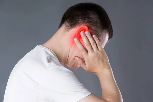 Mannen Med Öronvärk Öronsmärta Grå Bakgrund Med Röd Fläck — Stockfoto