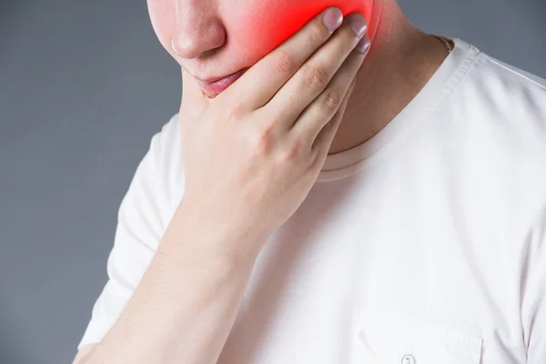 Homem Que Sofre Uma Dor Dente Fundo Cinza Área Dolorosa — Fotografia de Stock