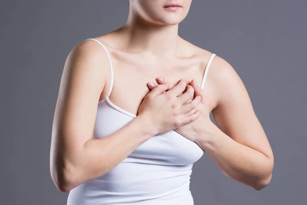 Vrouw Borstkanker Test Hartaanval Pijn Het Menselijk Lichaam Grijze Achtergrond — Stockfoto