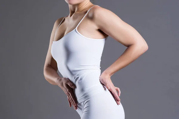 Mujer Delgada Ropa Interior Blanca Sobre Fondo Estudio Gris Cuerpo —  Fotos de Stock