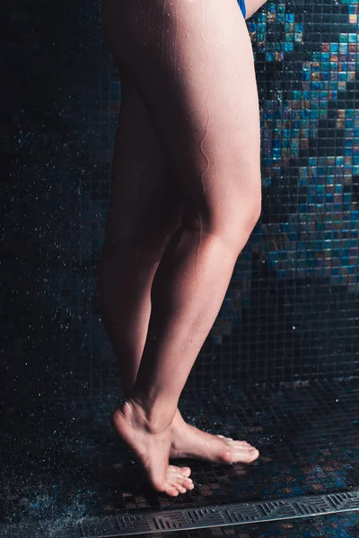 Υγρό Στα Πόδια Των Γυναικών Στο Ντους Όμορφα Γυναικεία Πόδια — Φωτογραφία Αρχείου