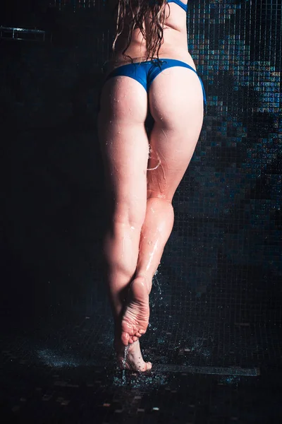 潮湿的女人的身体在淋浴 美丽的女性脚 — 图库照片