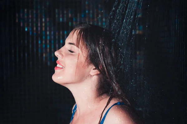 防水メイク シャワーを持つ若い女性は水処理と身体ケアの概念 — ストック写真