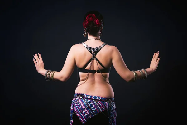 Femmes Effectue Danse Ventre Robe Ethnique Sur Fond Noir Plan — Photo