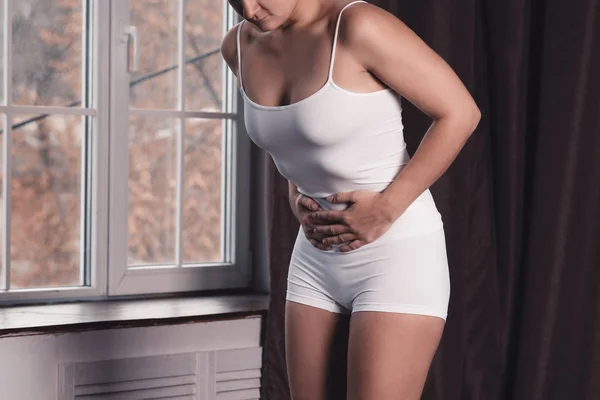 Mujer Que Sufre Dolor Menstrual Casa Dolor Abdominal Severo — Foto de Stock