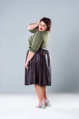 Artı boyutu moda model rahat kıyafetler, gri studio arka planda, şişman kadın, kilolu kadın bedeni