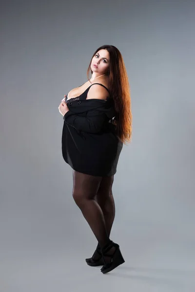 Size Mode Modell Sexiga Kläder Fet Kvinna Grå Studio Bakgrund — Stockfoto