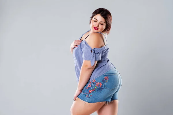 Size Model Jeanshosen Dicke Frau Auf Grauem Studiohintergrund Übergewichtiger Weiblicher — Stockfoto