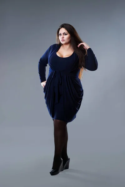 Size Fashion Model Blauen Kleid Dicke Frau Auf Grauem Studiohintergrund — Stockfoto