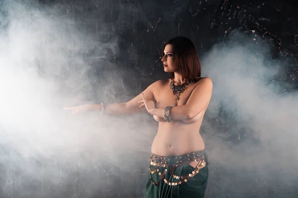 Sexy Kobieta Wykonuje Taniec Brzucha Etniczne Sukienka Ciemnym Tle Dymu — Zdjęcie stockowe