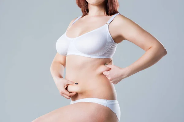 腹部肥大的妇女 在灰色背景的超重女性身体 工作室拍摄 — 图库照片