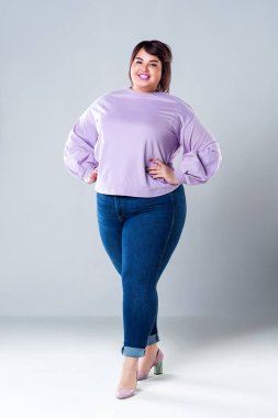 Artı boyutu moda model rahat kıyafetler, gri studio arka planda, şişman kadın, kilolu kadın bedeni