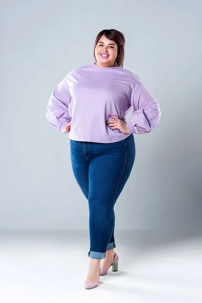 Size Modell Lässiger Kleidung Dicke Frau Auf Grauem Studiohintergrund Übergewichtiger — Stockfoto
