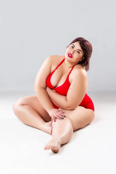 Velikost Modelka Červené Spodní Prádlo Tlustá Žena Prádle Šedé Studio — Stock fotografie