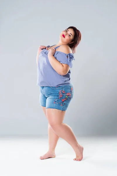 Além Modelo Moda Tamanho Shorts Jean Mulher Gorda Fundo Estúdio — Fotografia de Stock