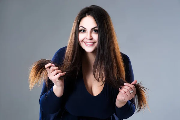 Glückliche Brünette Größenmodell Dicke Frau Mit Langen Haaren Und Spliss — Stockfoto