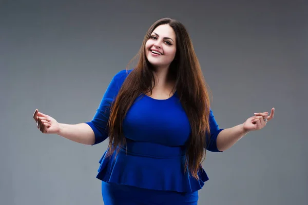 青いドレスのサイズのファッション モデル グレーのスタジオの背景にセクシーな太った女性プラス幸せ — ストック写真