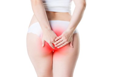 Hemoroid, anal ağrı beyaz arka plan üzerinde izole acı kadın