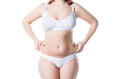 Kadın şişko göbek, beyaz arka plan üzerinde izole kilolu kadın bedeni ile