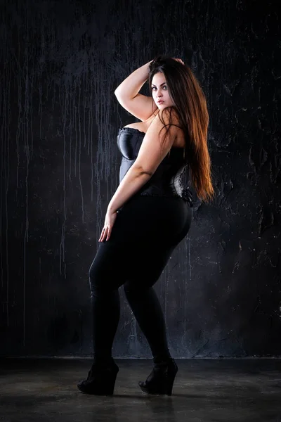 プラスのサイズのセクシーな服のファッションモデル、脂肪黒い背景、身体の肯定的な概念上の女性 — ストック写真