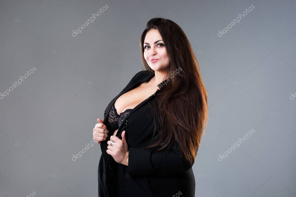 Fotos de Feliz modelo de moda de talla grande en ropa sexy, mujer gorda  sobre fondo de estudio gris, concepto positivo para el cuerpo - Imagen de ©  starast #254661968