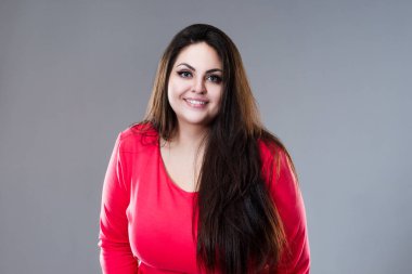 Kırmızı elbise mutlu artı boyutu moda modeli, gri arka plan üzerinde seksi şişman kadın, vücut pozitif kavramı