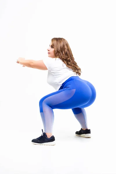 Plus-Size-Modell in Sportbekleidung, dicke Frau beim Workout auf weißem Hintergrund, körperpositives Konzept — Stockfoto