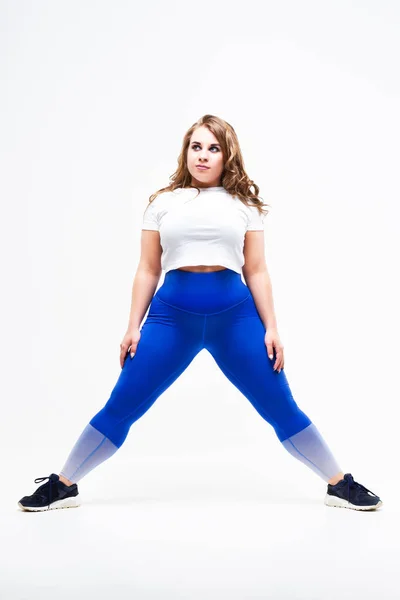 Plus-Size-Modell in Sportbekleidung, dicke Frau beim Workout auf weißem Hintergrund, körperpositives Konzept — Stockfoto