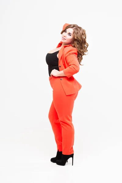 Plus-Size-Modell in orangefarbenem Strumpfanzug, dicke Frau auf weißem Hintergrund, körperbetontes Konzept — Stockfoto