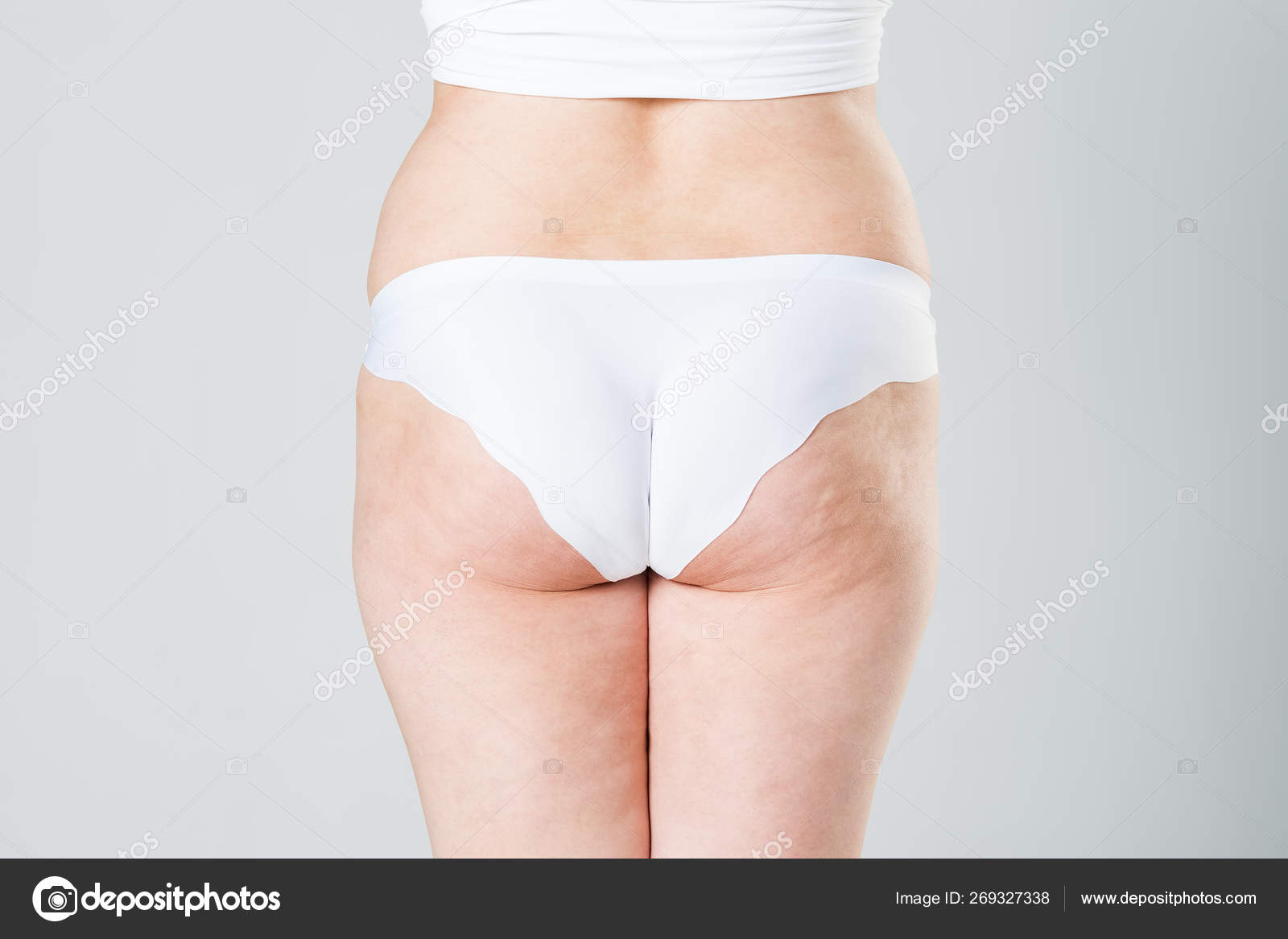 Mulher em calcinha corretiva, corpo feminino com excesso de peso