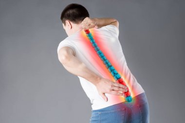 Omurgada ağrı, sırt ağrısı olan bir adam, insan sırtında yaralanma, chiropractic tedaviler kavramı