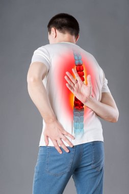 Omurgada ağrı, sırt ağrısı olan bir adam, insan sırtında yaralanma, chiropractic tedaviler kavramı