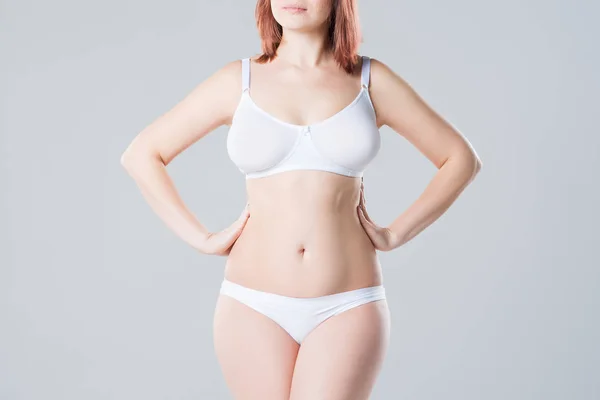 Mujer delgada joven en ropa interior sobre fondo gris, hermoso cuerpo femenino —  Fotos de Stock