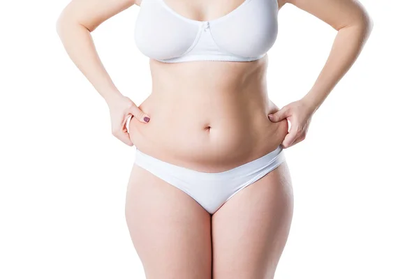 Mujer con vientre flácido graso, cuerpo femenino con sobrepeso aislado sobre fondo blanco — Foto de Stock