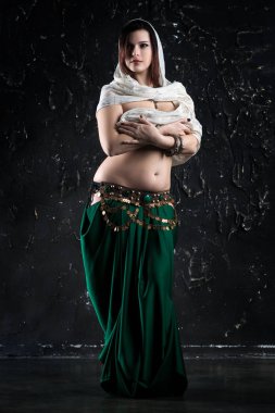 Seksi kadın siyah arka plan üzerinde etnik elbise oryantal dans gerçekleştirir, soyut sanat fotoğrafçılığı