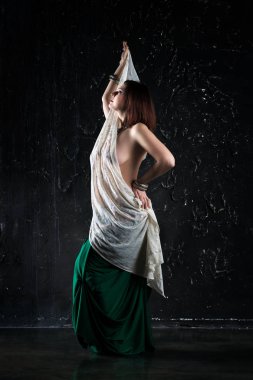 Seksi kadın siyah arka plan üzerinde etnik elbise oryantal dans gerçekleştirir, soyut sanat fotoğrafçılığı