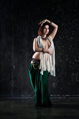 Seksi kadın siyah arka plan üzerinde etnik elbise oryantal dans gerçekleştirir, soyut sanat fotoğrafçılığı