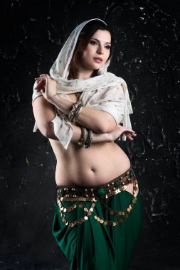 Seksi kadın siyah arka plan üzerinde etnik elbise oryantal dans gerçekleştirir, soyut sanat fotoğrafçılığı
