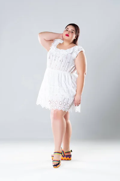 Além de modelo de moda tamanho em vestido branco, mulher gorda em fundo cinza, corpo conceito positivo — Fotografia de Stock