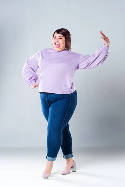 Modelo feliz más tamaño en ropa casual, mujer gorda sobre fondo gris, concepto positivo para el cuerpo — Foto de Stock