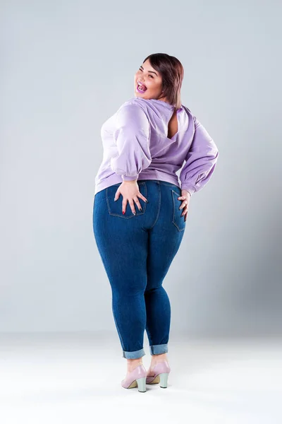 Счастливая модель plus size в повседневной одежде, толстая женщина на заднем плане, позитивное для тела понятие — стоковое фото